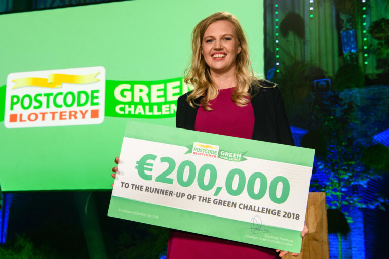 Ann Runnel with a 200 000€ cheque by Duch Postcode Lottery Green challenge
